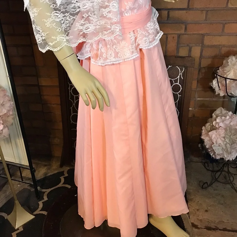 VINTAGE MID TO LATE 70'S PEACH OFF-THE-SHOULDER LACEY PARTY DRESS (M) - Picture 10 of 14